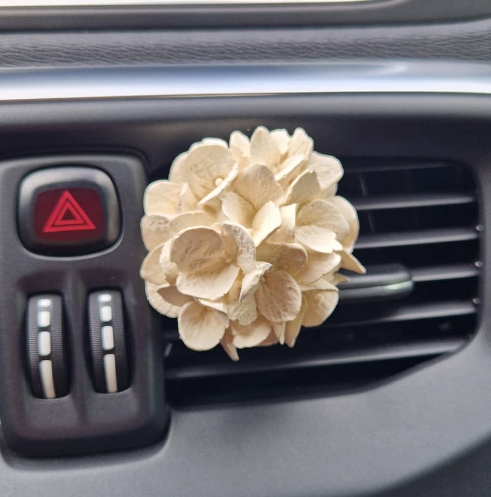 Ambientador de carro hortênsia - Cerâmica Perfumada da Mineral Organic Crafts