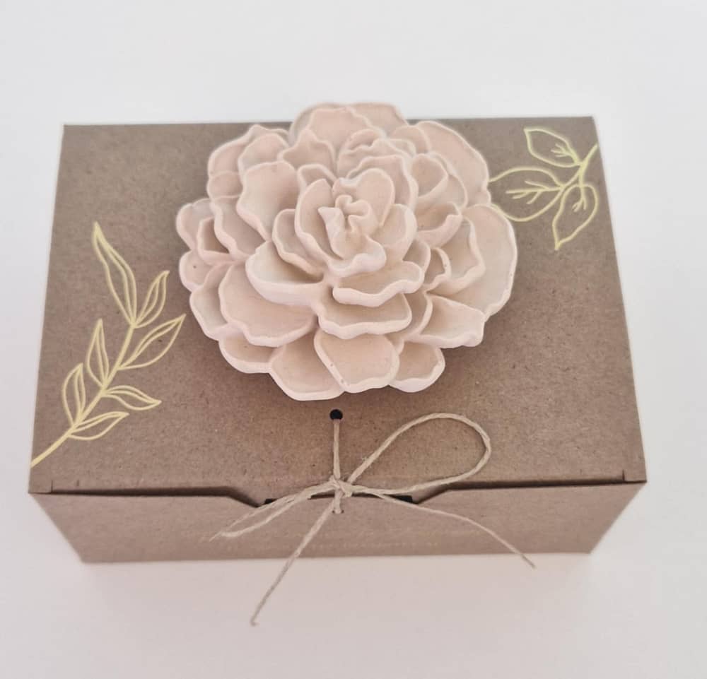 Cravo aberto bege - Cerâmica Perfumada da Mineral Organic Crafts
