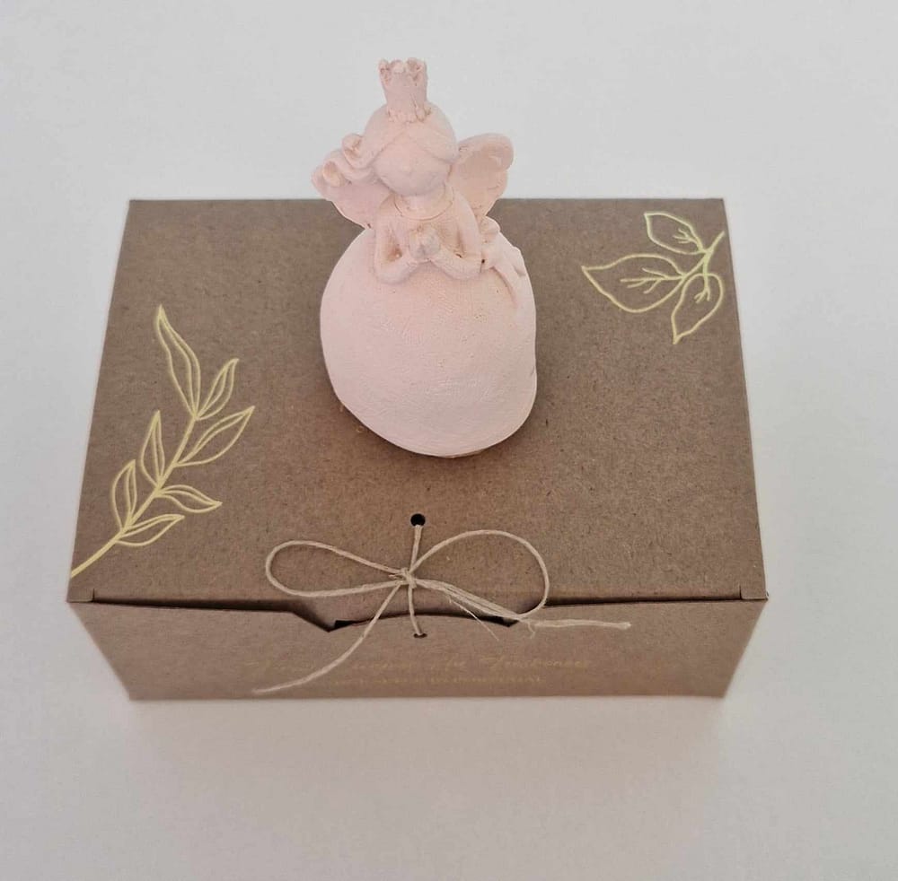 Fadinha 3D com mãos postas - Mineral Organic Crafts