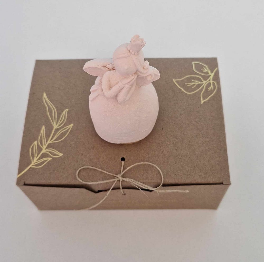 Fadinha 3D com mãos no rosto - Mineral Organic Crafts