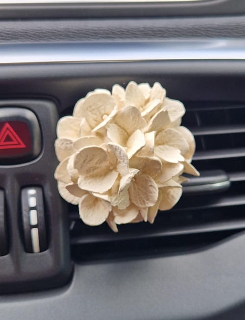 Ambientador de carro hortênsia - Cerâmica Perfumada da Mineral Organic Crafts